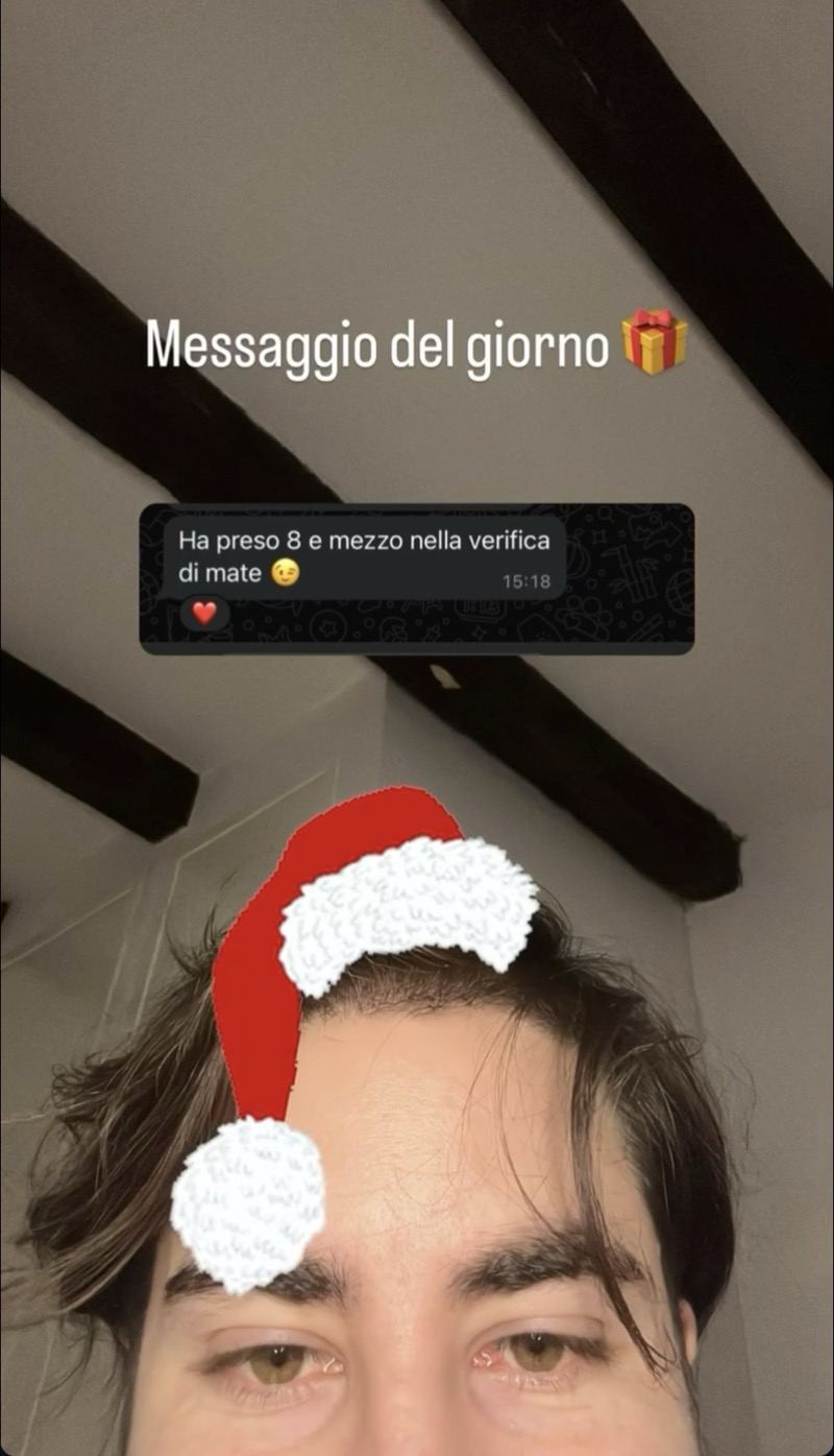 Un genitore comunica che il figlio ha preso 8 e mezzo nella verifica di matematica, storia Instagram natalizia