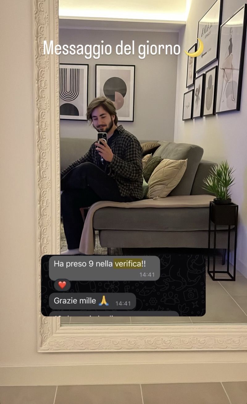 Selfie allo specchio di Federico con messaggio di un genitore: 9 nella verifica, grazie mille