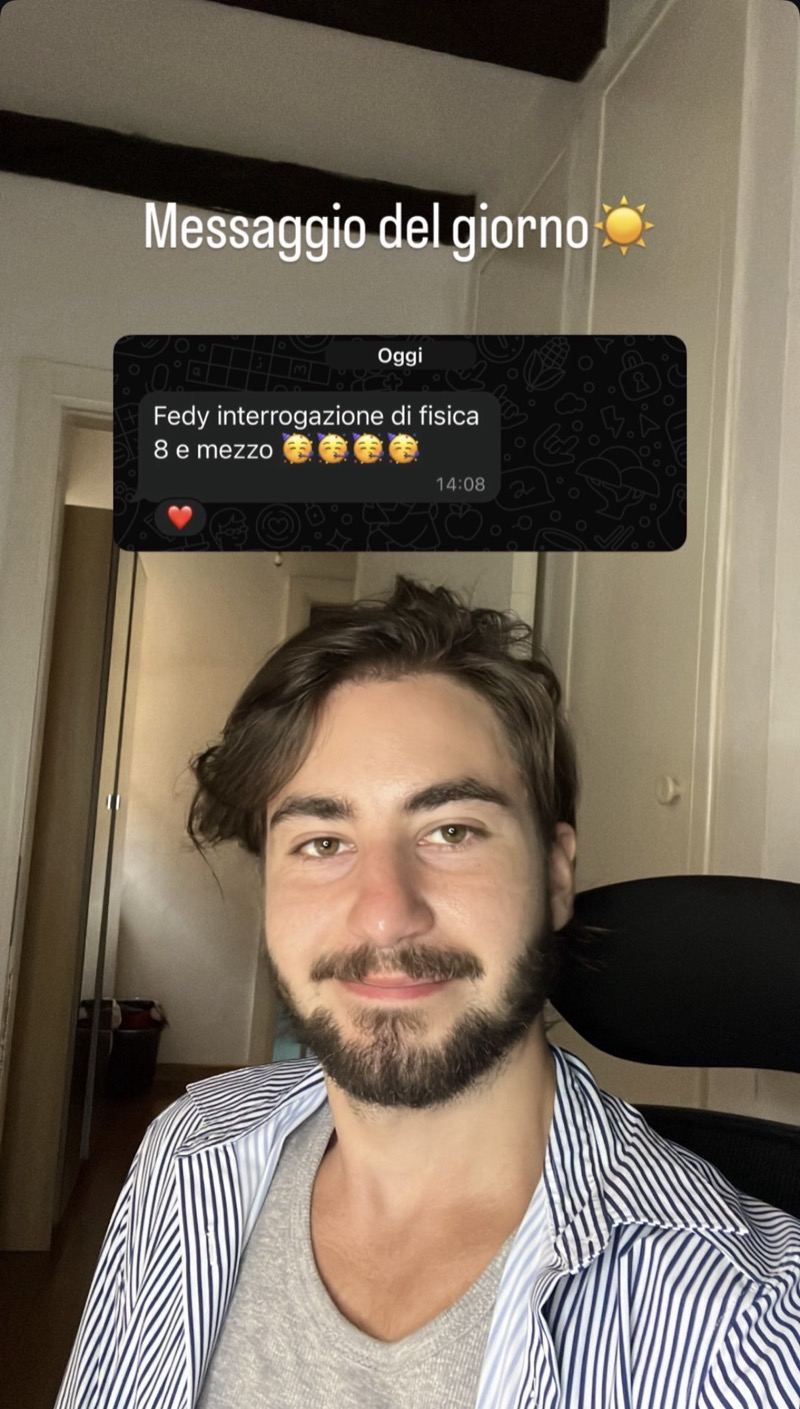 Studentessa felice scrive a Fedy di aver preso 8 e mezzo all'interrogazione di fisica