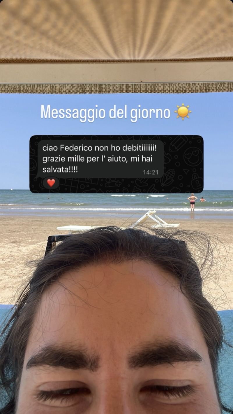 Studentessa entusiasta scrive dalla spiaggia: nessun debito a fine anno grazie alle ripetizioni con Federico