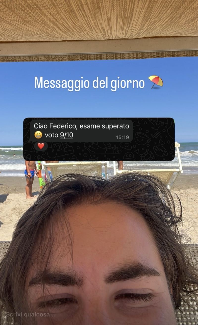 Storia Instagram di Mr. Pitagora: studente comunica esame superato con voto 9/10, entusiasta del risultato