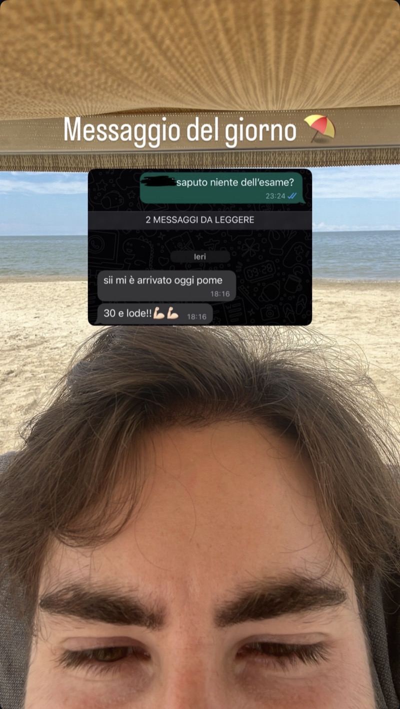 Studente festeggia 30 e lode all'esame universitario dopo il percorso di preparazione con il tutor