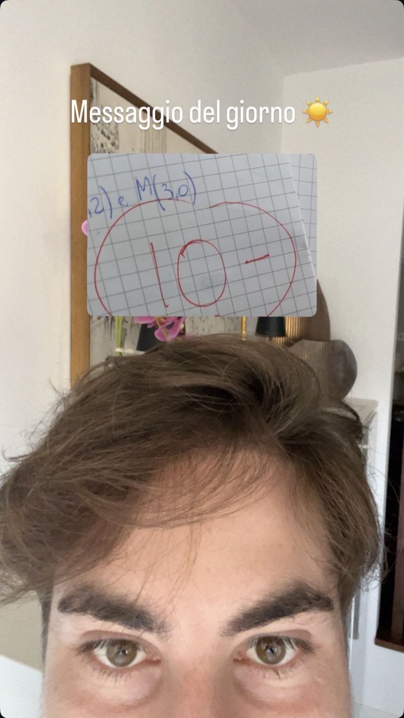 Messaggio del giorno: foglio di verifica con voto 10 in bella vista, risultato delle lezioni di matematica