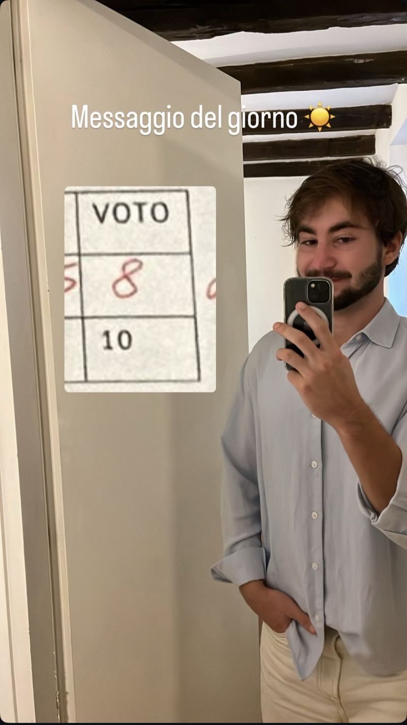 Federico mostra pagella con voti 8 e 10 nella storia Instagram del messaggio del giorno