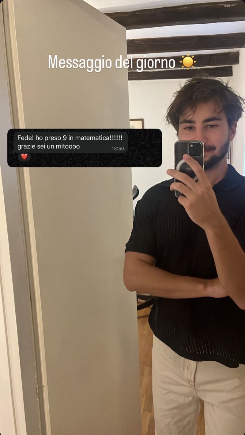 Messaggio entusiasta: studentessa prende 9 in matematica e scrive a Fede che &egrave; un mito