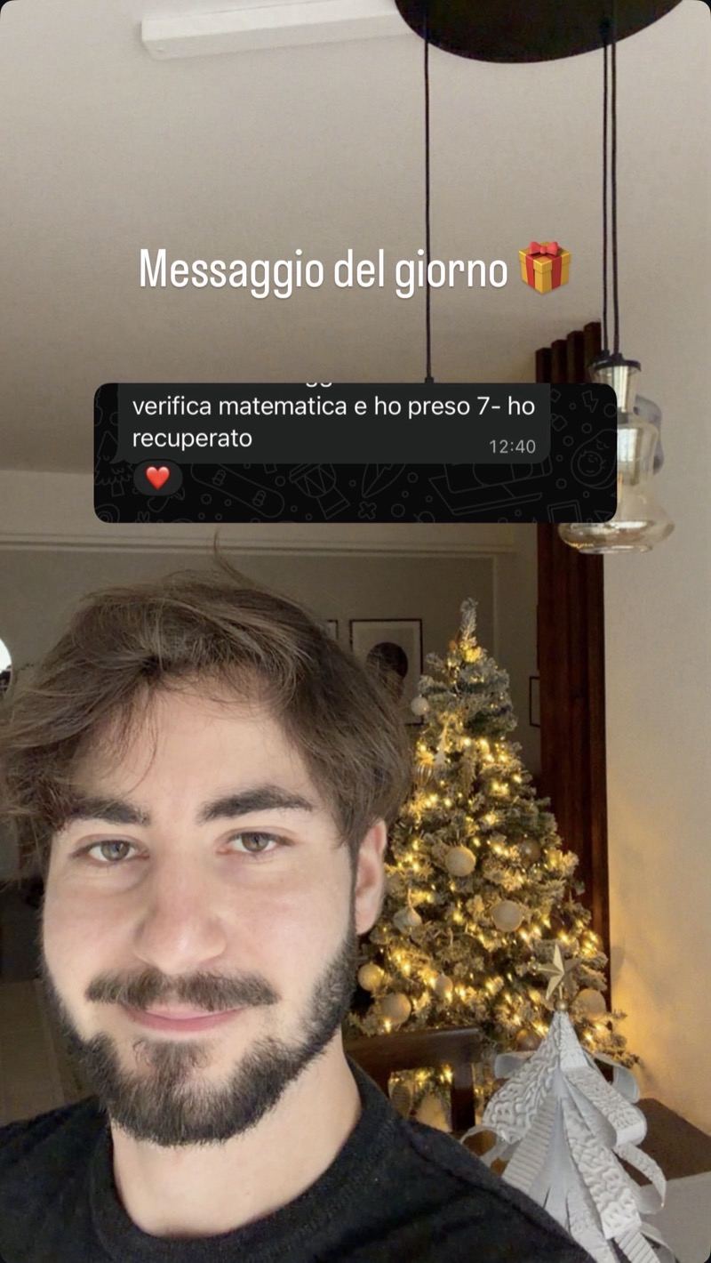 Studente comunica di aver recuperato con 7 meno alla verifica di matematica, storia natalizia di Mr. Pitagora