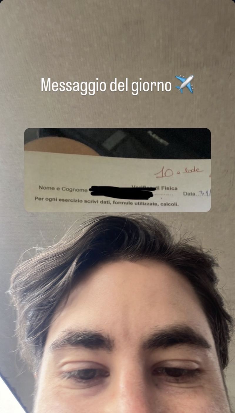 Storia Instagram con foto della verifica di fisica: 10 e lode scritto a mano sul compito di uno studente