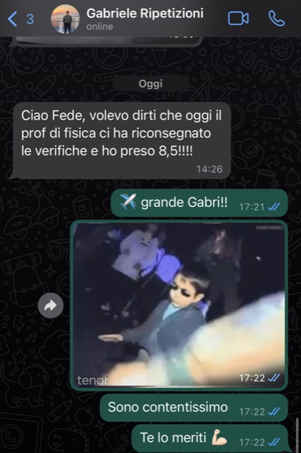 Gabriele scrive a Federico per comunicare il suo 8,5 alla verifica di fisica, festeggiato con una GIF