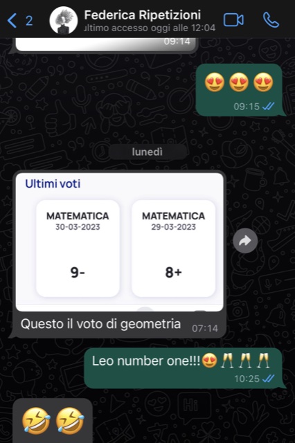 Chat WhatsApp: una studentessa mostra i voti di matematica, 9- e 8+. Federico risponde entusiasta