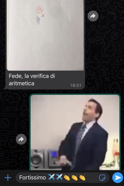 Chat WhatsApp: foto della verifica di aritmetica con 9½, Federico risponde Fortissimo